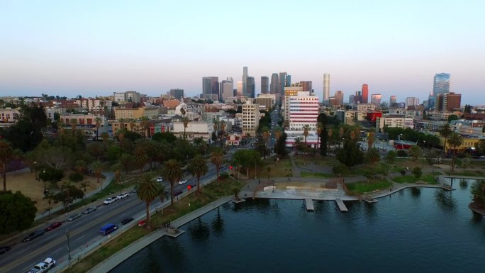 航拍镜头的现代建筑在城市的风景，无人机飞越涟漪湖在日落-洛杉矶，加利福尼亚