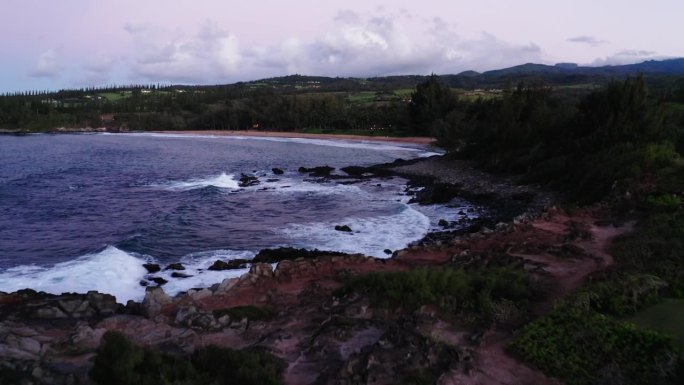 航拍前拍的海浪在海滩上溅在天空在日落-毛伊岛，夏威夷