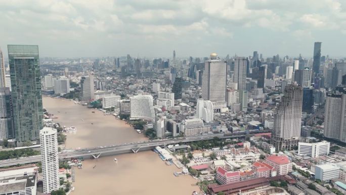 航拍视频显示，泰国曼谷湄南河沿岸的城市建筑