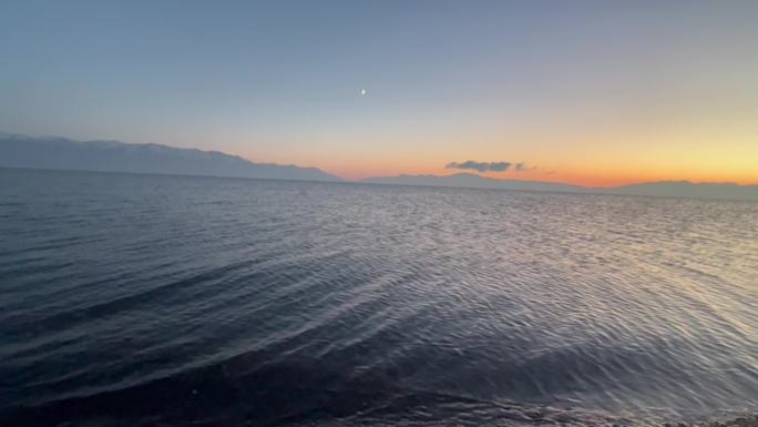 赛里木湖延时白天夜晚日月