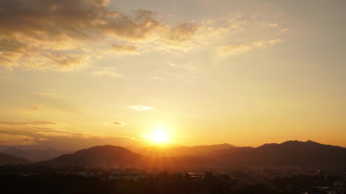 远山日出山脉太阳升起延时实拍天空山峰日出