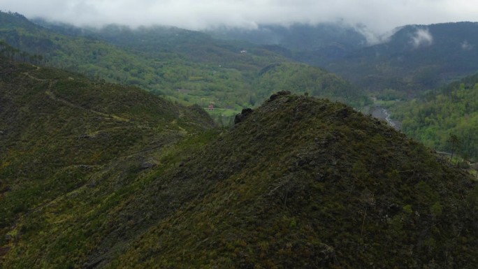 空中风景拍摄的结构在绿色山丘上，无人机飞行向前越过山丘-亚平宁山脉，意大利