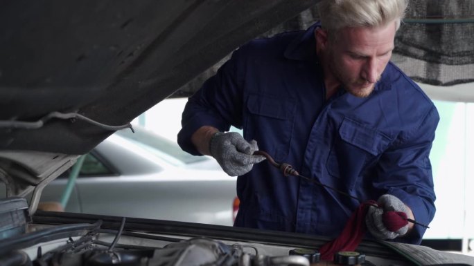 男机械师检查和修理发动机，汽车服务