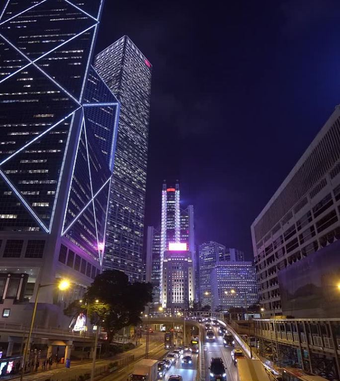 夜晚，港岛中央商务区中心的交通时间在流逝