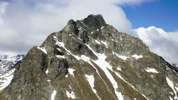 空中美丽的镜头雪山岩层对抗多云的天空- Silvretta-Hochalpenstrabe，奥地利