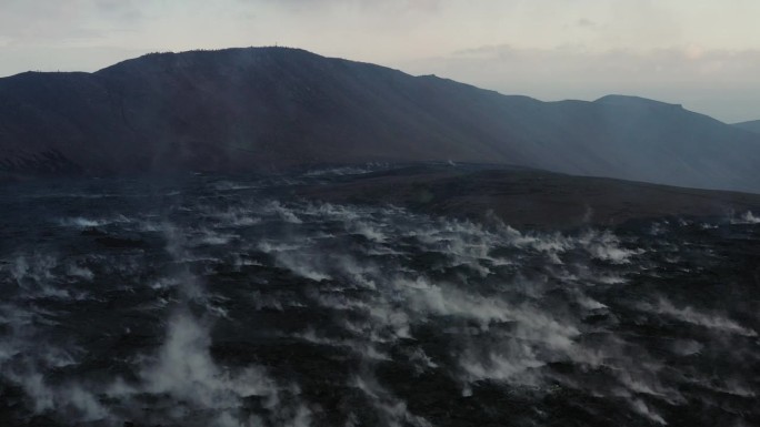 冰岛，雷克雅内半岛，法格拉达斯火山，无人机飞过冷却熔岩升起的烟雾