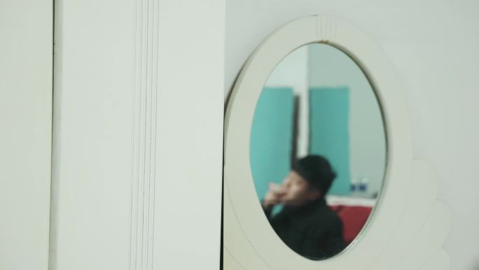 男子酒后闹事、拍打车辆