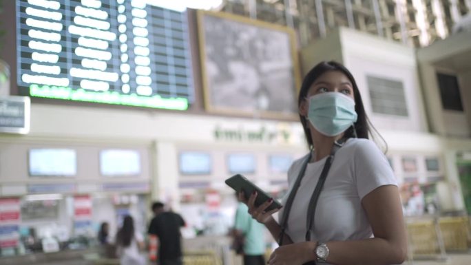 一位年轻漂亮的亚洲女性戴着防护口罩在曼谷旅游，新常态出行、新冠肺炎防护、安全出行、新冠肺炎疫情下出行