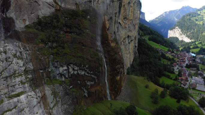 空中拍摄的风景瀑布在岩石形成的村庄- Lauterbrunnen，瑞士