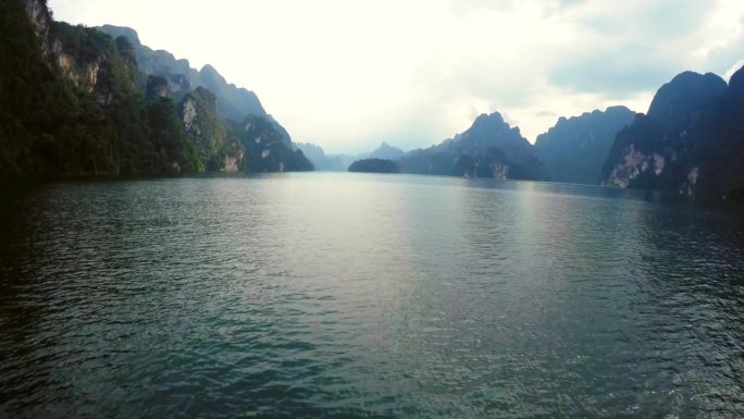 航拍宁静的自然山景，无人机向前飞行在海上-曼谷，泰国