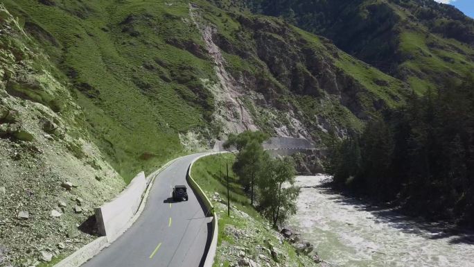 旅行 越野车牧马人 高原 草地 雪山航拍