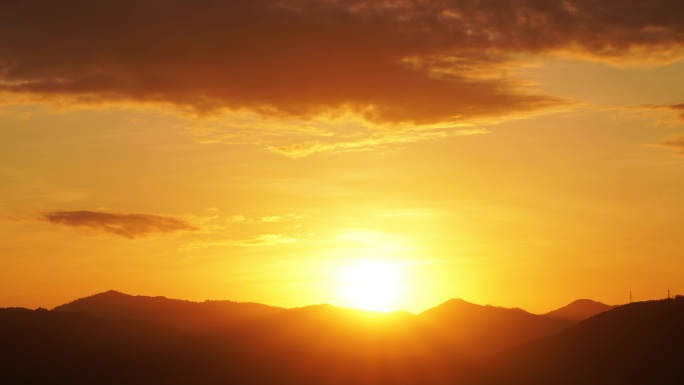 远山日落晚霞延时黄昏夕阳山峰日落太阳下山