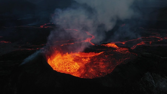 从空中俯瞰，冰岛雷克雅内半岛，法格拉达斯火山在黄昏时爆发