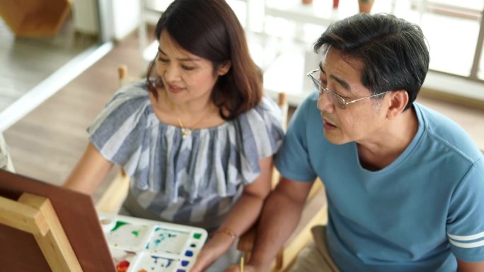 老男人和老女人在画架上画画