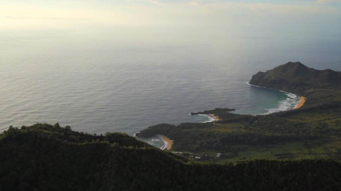 慢镜头:从夏威夷考艾岛的直升机上拍摄的纳帕里海岸