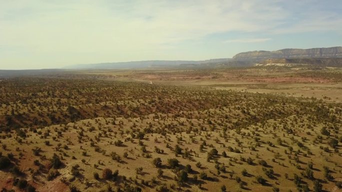 空中上升风景的埃斯卡兰特峡谷，无人机飞行向前越过沙漠景观