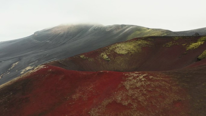 无人机在冰岛高地的一个火山口附近拍摄