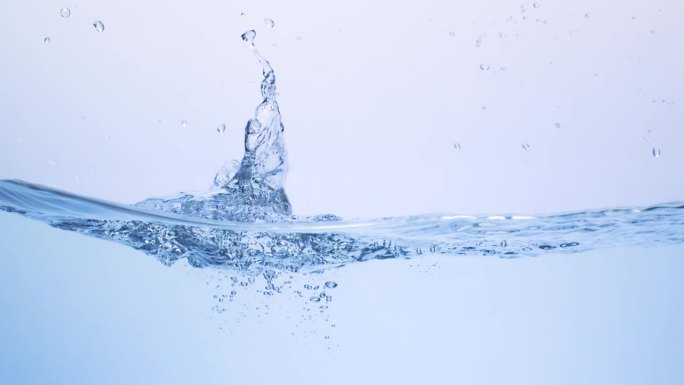 水花落在水面上产生水花的水