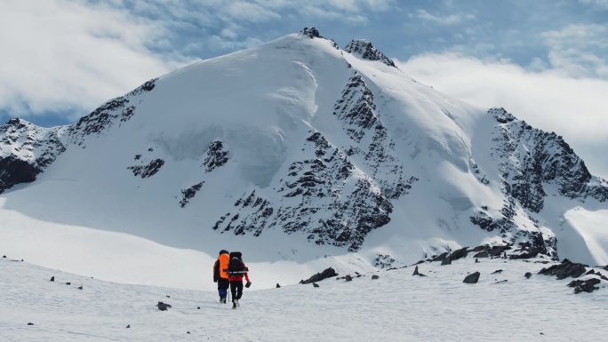 登顶雪山航拍