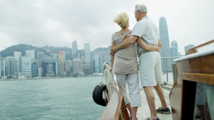 白种人长者香港天际线和太平山顶