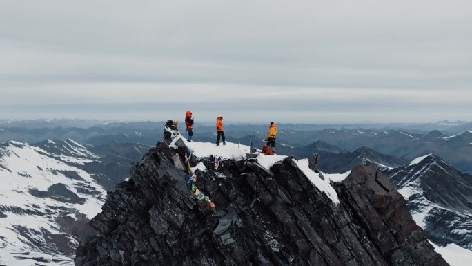 登顶雪山航拍