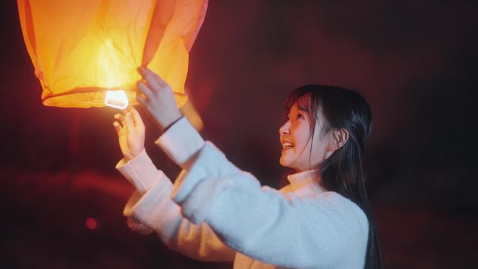 过年节日女孩放孔明灯许愿4K升格