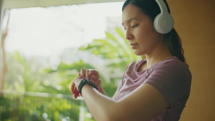 运动女性使用智能手表