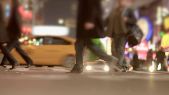 无名的人走在城市里。通勤的人群。拥挤的城市街道