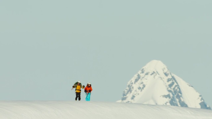 阿拉斯加雪山登山队的航拍