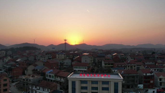 延时航拍夕阳下的农村房屋