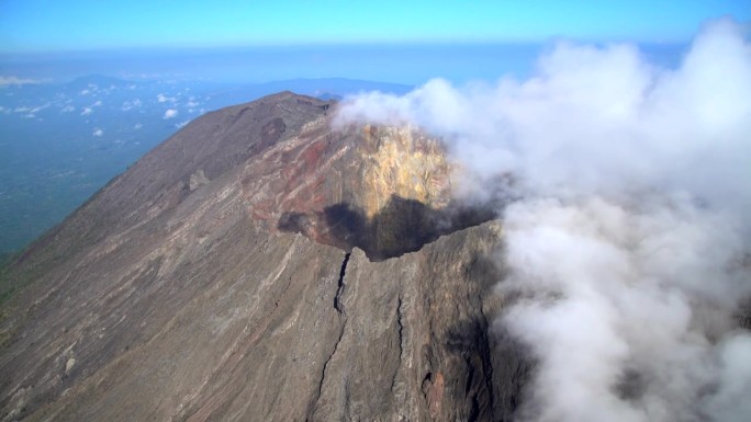 巴厘岛火山山最高空中飞人