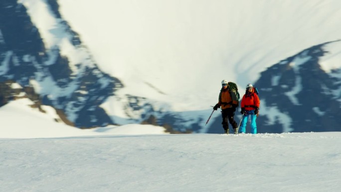 阿拉斯加雪山登山队的航拍