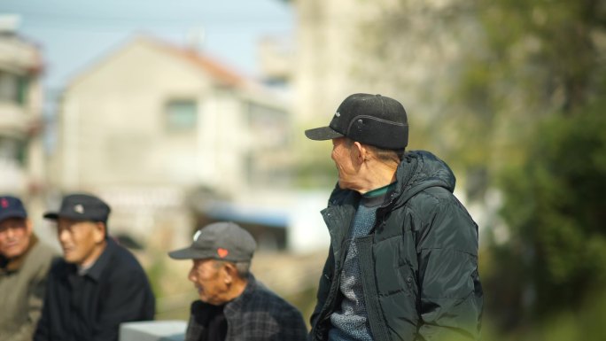 农村孤寡老人晒太阳