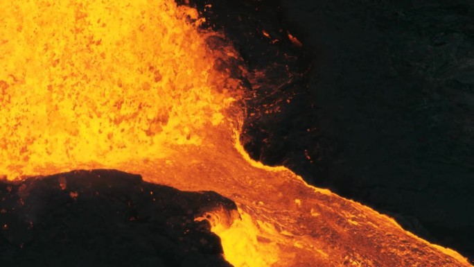 红色的火山岩浆流动鸟瞰图