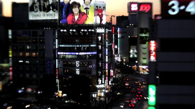 日本东京市中心新宿Lensbaby的夜间道路交通