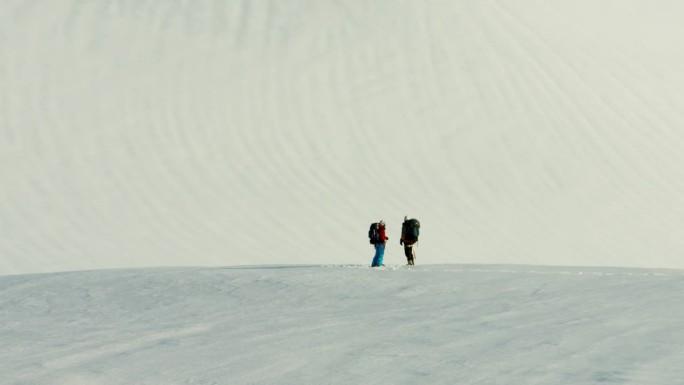 阿拉斯加雪山登山队的航拍