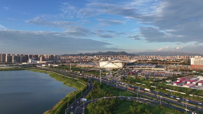 无人机视角。实时画面:下午青岛城市天际线前的立交桥道路