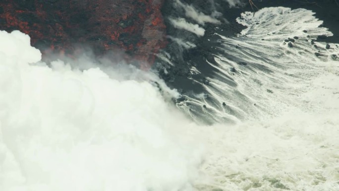 鸟瞰向海流动的火山熔岩河