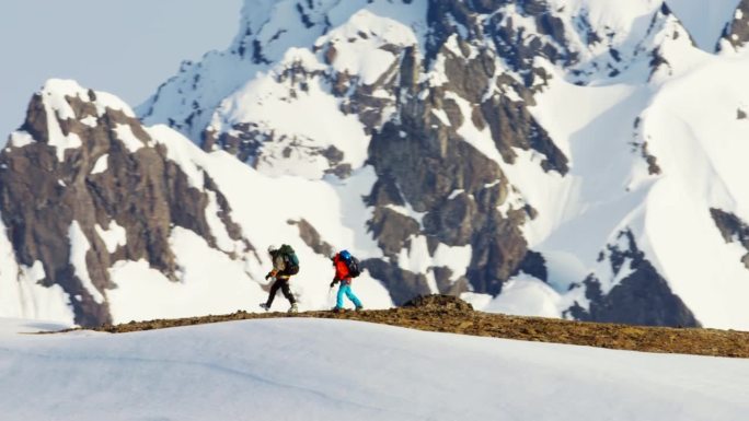 阿拉斯加雪山登山队的航拍