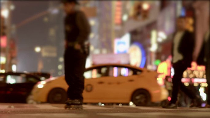 无名的人走在城市里。通勤的人群。拥挤的城市街道
