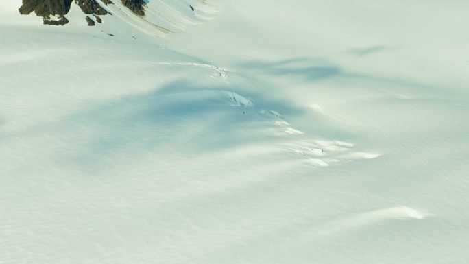 崎岖的雪山鸟瞰图阿拉斯加