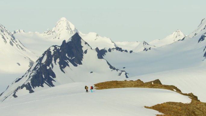 阿拉斯加雪山登山队的航拍