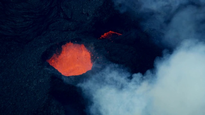 鸟瞰沸腾的火山炽热的熔岩