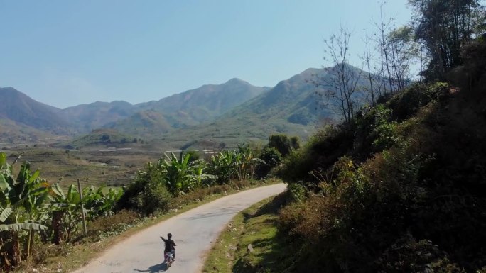 越南山间蜿蜒道路的鸟瞰图。