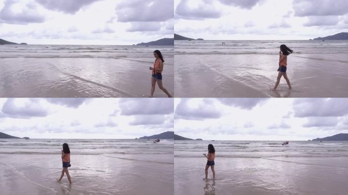 女孩在海边的沙滩上玩耍