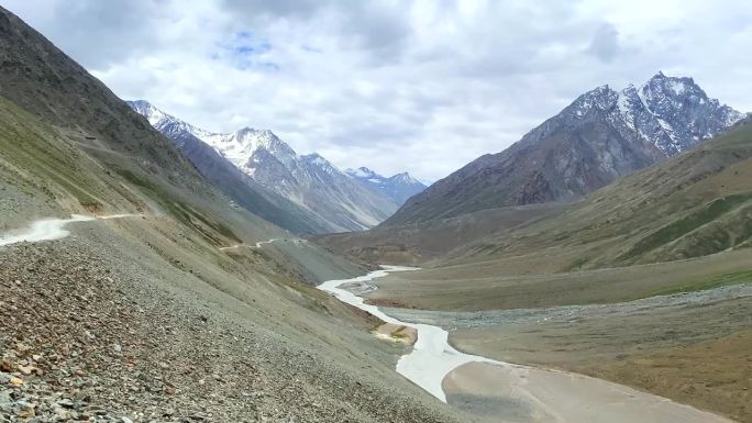 美丽的喜马拉雅山脉风景，位于印度喜马偕尔邦的达尔帕拉莫和切纳布河沿路，从巴塔尔到昌德拉塔尔，拉霍尔和