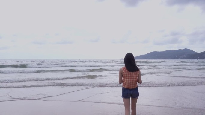 女孩在海边的沙滩上玩耍