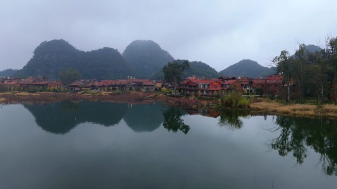 湖面倒影下的一排排民宿 酒店