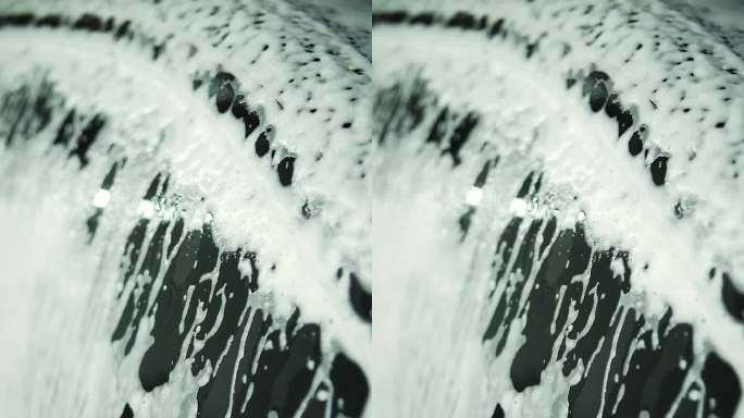 泡沫在洗车时顺着车身流下。