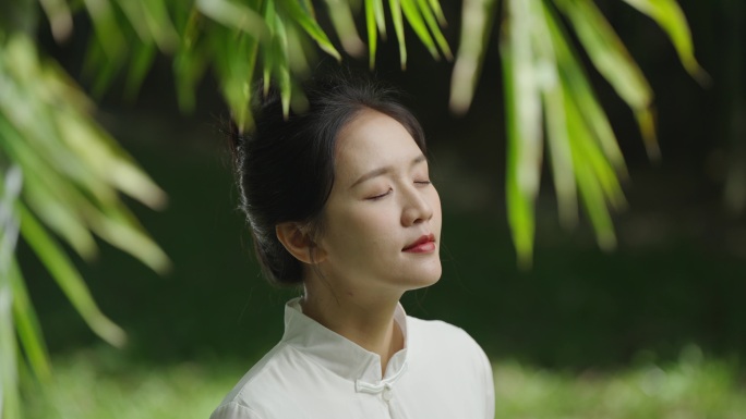 竹林里美女愉悦行走奔跑